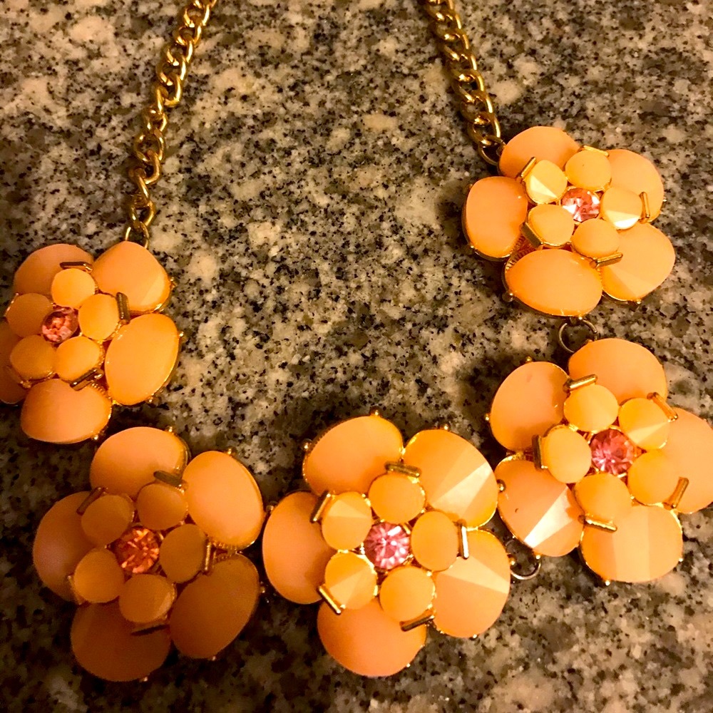 Pink necklace with crystal new like condition